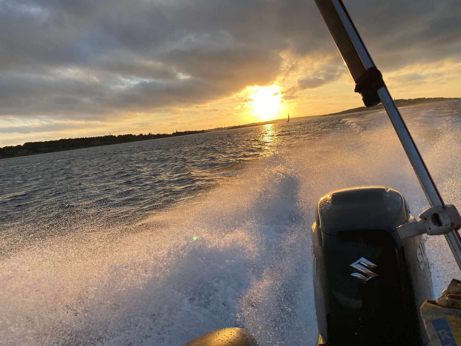 RIBTOURS båt vid solnedgång